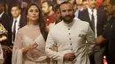 Pasangan selebritis Bollywood, Kareena Kapoor dan Saif Ali Khan menghadiri pernikahan Isha Ambani dan Anand Piramal di Mumbai, Rabu (12/12). Isha merupakan putri orang terkaya di India menurut Forbes, Mukesh Ambani. (AP/Rajanish Kakade)