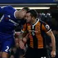 Gelandang Hull City Ryan Mason (kanan) mengalami cedera kepala setelah berbenturan dengan pemain Chelsea Gary Cahill (kiri) pada laga Premier League di Stamford Bridge, London, Minggu (22/1/2017). (AFP/Adrian Dennis)