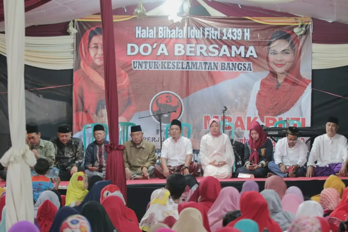 Ribuan muslimat Kota Surabaya Barat deklarasi untuk memenangkan Calon Gubernur Gus Ipul dan Calon Wakil Gubernur Puti Guntur Soekarno. (Liputan6.com/Dian Kurniawan)