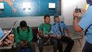 Petugas bandara berfoto bersama Bayu Pradana saat Timnas Indonesia tiba dari Thailand di Bandara Soekarno-Hatta, Cengkareng, (18/12/2016). (Bola.com/Nicklas Hanoatubun)