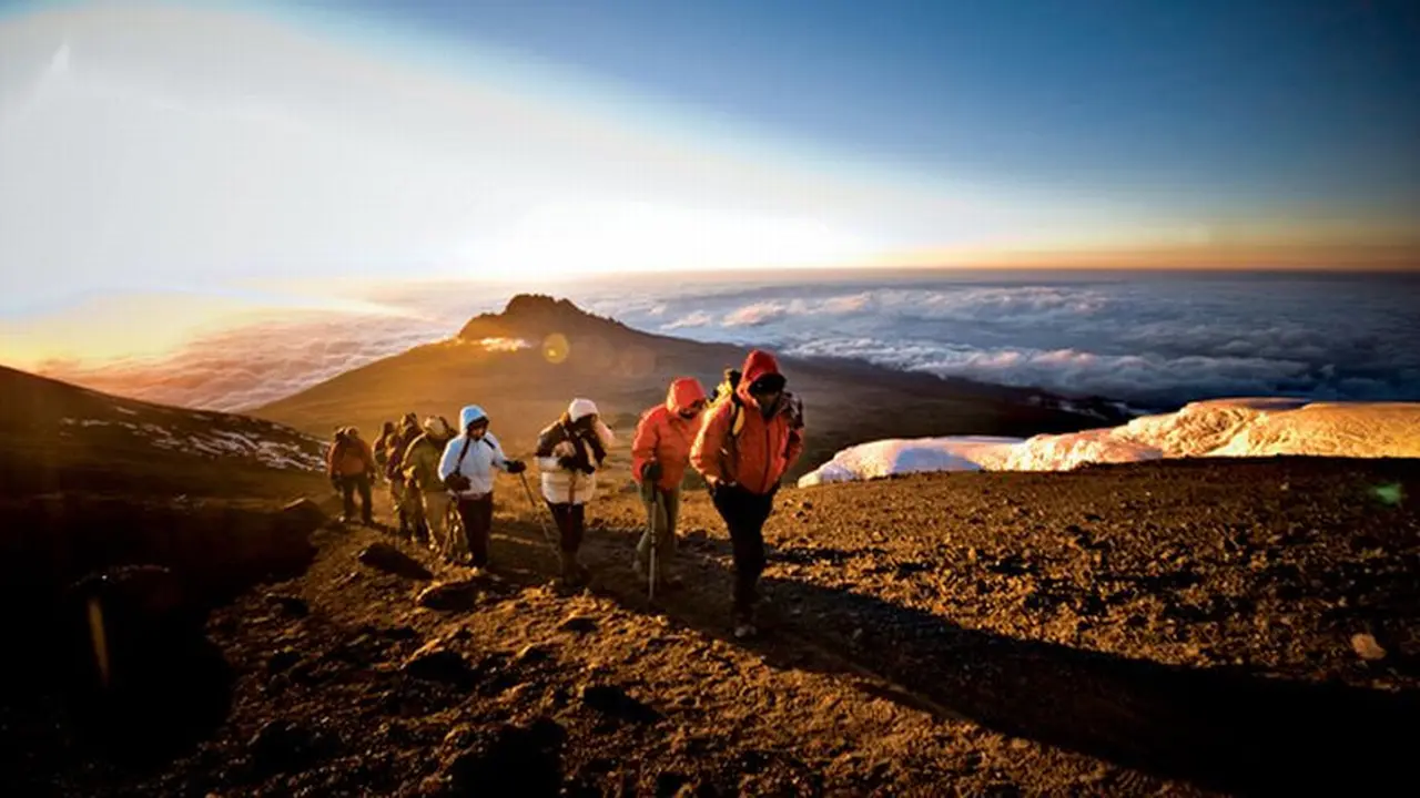 Ilustrasi Perjalanan Mendaki Gunung (foto: National Geographic Expeditions)
