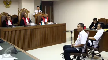 Dua terdakwa Setiyardi Budiono dan Darmawan Sepriyossa saat menjalani sidang di gedung PN Jakarta Pusat, Selasa (17/5). Sidang perdana perkara dugaan pencemaran nama baik Jokowi oleh Tabloid Obor Rakyat.(Liputan6.com/Helmi Afandi) 