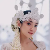 Aktris Dinda Kirana mengunggah potret dirinya mengenakan atribut pengantin sunda. Rupanya, penampilannya ini dalam rangka suatu adegan sinetron yang dibintanginya. [Instagram/ Dinda Kirana]