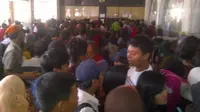 Calon penumpang berjubel di Stasiun Rangkasbitung. (Liputan6.com/Yandhi Deslatama)