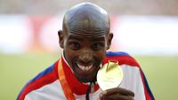 Pelari Mo Farah setelah menjuarai Kejuaraan Dunia Atletik 2015 di Beijing, Sabtu (23/8/2015). (Reuters/Phil Noble)