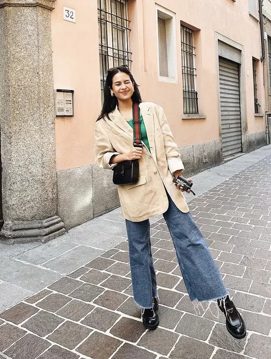 Maudy kembali mengenakan blazer coklatnya, kali ini dipadukan dengan inner hijau dan celana denimnya.  [@maudyayunda]