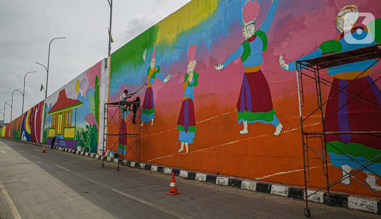 Pekerja menyelesaikan pembuatan mural di Flyover Gaplek, Tangerang Selatan, Rabu (10/3/2021). Konsep muralnya adalah "Tangsel Membangun". (Liputan6.com/Faizal Fanani)