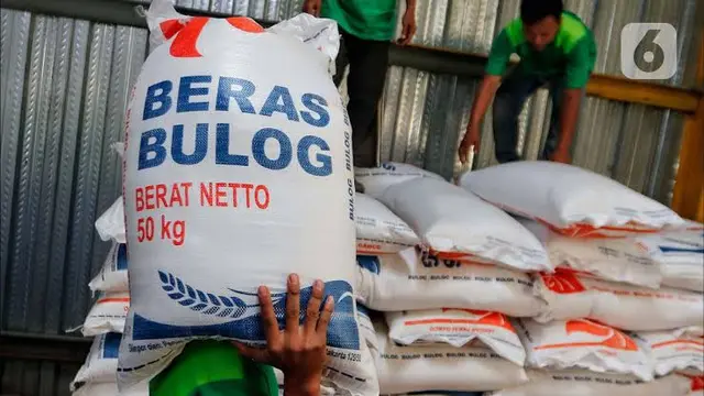 Ilustrasi pendistribusian beras Bulog ke masyarakat penerima manfaat (Istimewa)