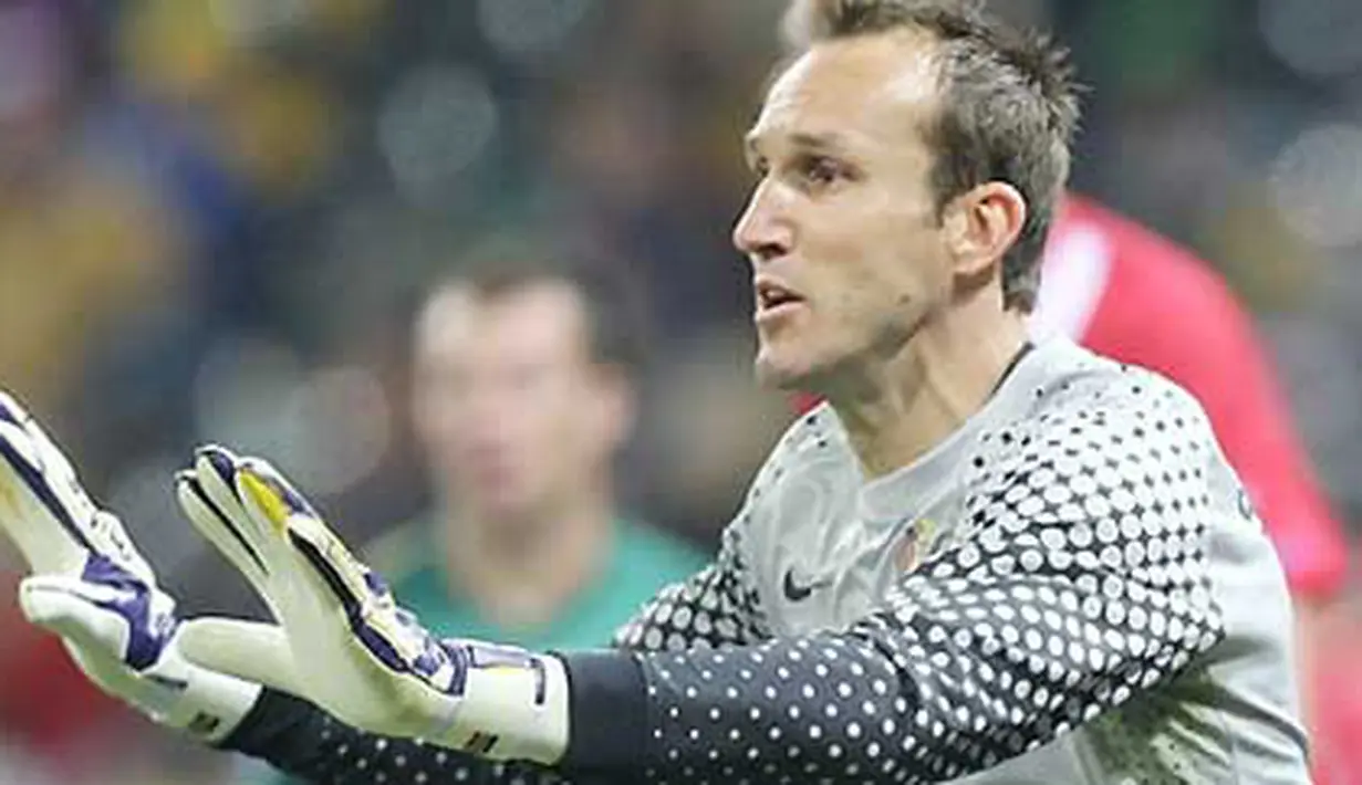 Aksi kiper Australia Mark Schwarzer di laga penyisihan Grup D PD 2010 melawan Serbia di Mbombela Stadium, Nelspruit, 23 Juni 2010. AFP PHOTO / VALERY HACHE