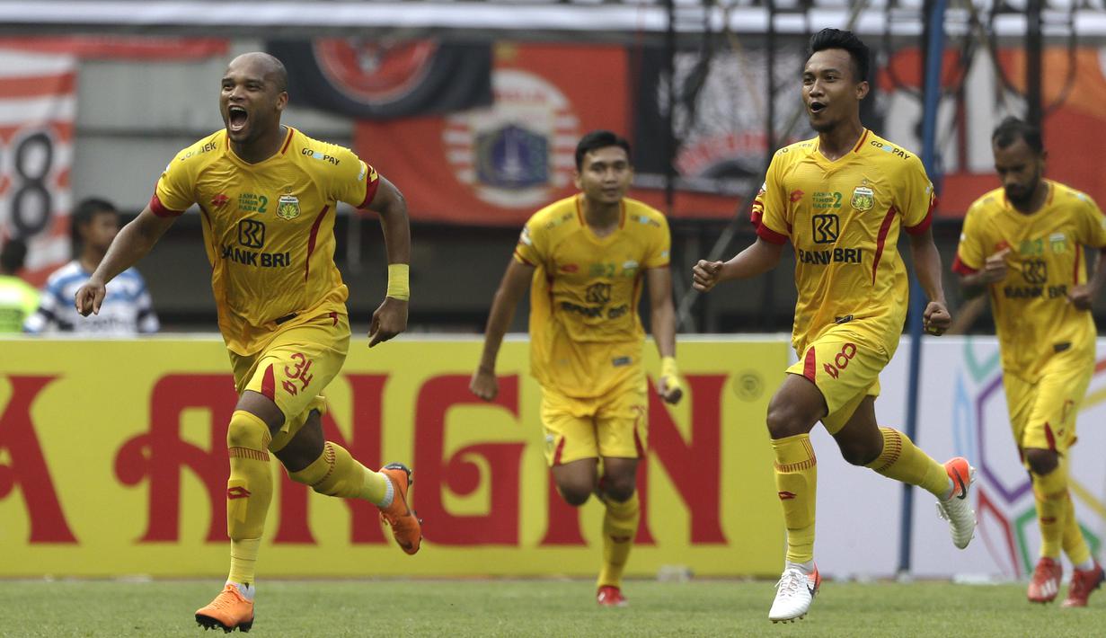 Bek Bhayangkara FC, Anderson Salles, merayakan gol yang dicetaknya ke gawang Persija Jakarta pada laga Shopee Liga 1 di Stadion Patriot Chandrabhaga, Bekasi, Sabtu (10/8). Persija bermain imbang 1-1 atas Bhayangkara. (Bola.com/Yoppy Renato)