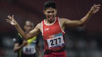 Pelari Indonesia, Sapto Yogo Purnomo, melakukan selebrasi usai meraih medali emas cabang atletik nomor lari 200 meter T 37 Asian Para Games di SUGBK, Jakarta, Senin (8/10/2018). (Bola.com/Vitalis Yogi Trisna)