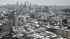 Pemandangan umum ini menunjukkan atap-atap yang tertutup salju di sebuah lingkungan di pusat kota Tokyo pada tanggal 6 Februari 2024, setelah ibu kota Jepang ini diguyur salju pada malam sebelumnya. (Richard A. Brooks/AFP)