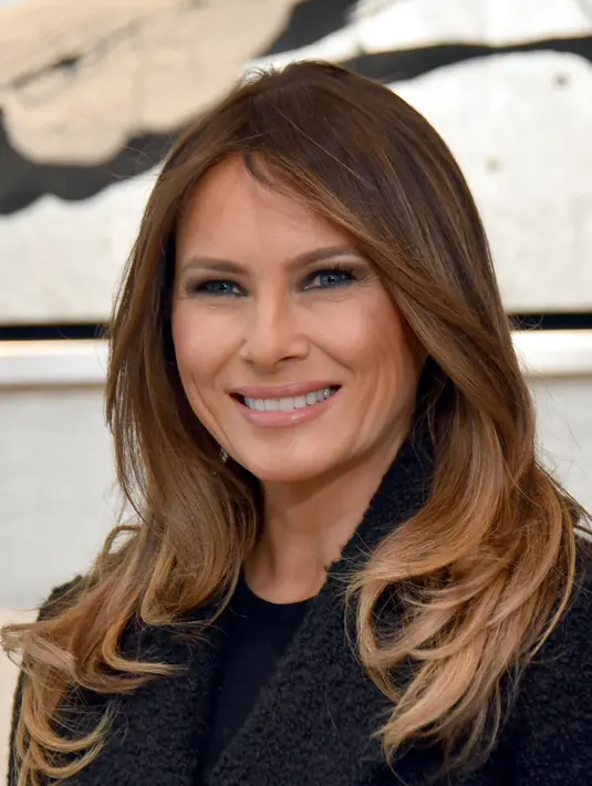 Ibu Negara AS Melania Trump tersenyum saat mengunjungi toko mutiara di distrik Ginza, Tokyo (5/11). Presiden AS Donald Trump dan Melania memulai kunjungannya ke Asia yang dimulai dari Jepang pada tanggal 5 - 6 November. (AFP Photo/Pool/Katsumi Kasahara)