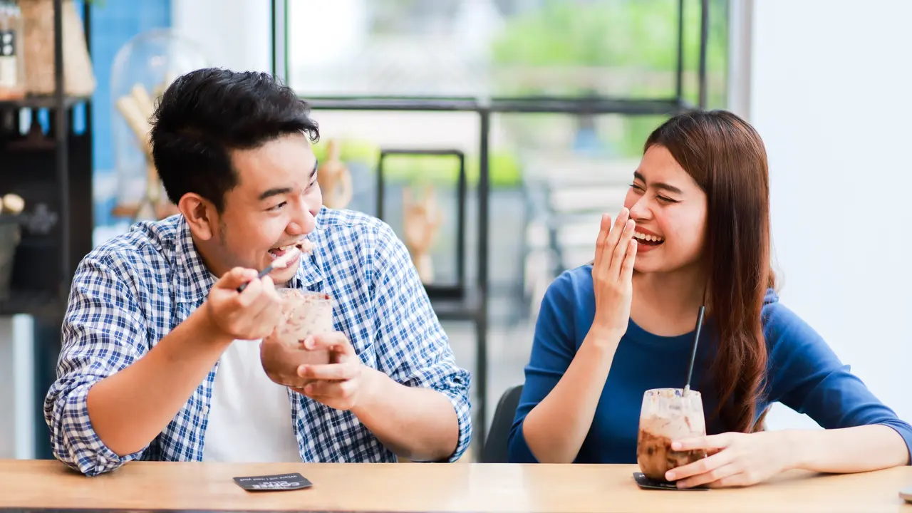perempuan dan pria minta perhatian
