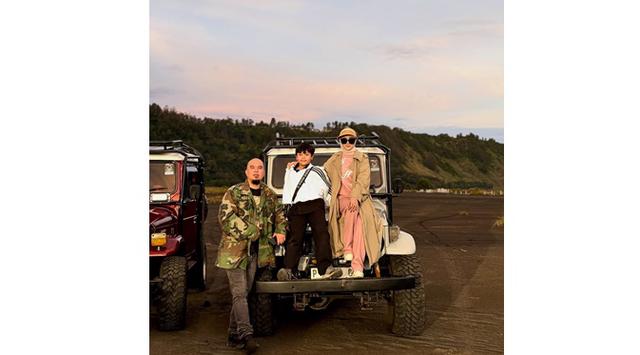 5 Gaya stylish Mulan Jameela saat liburan di Bromo, pakai outer dan topi senada