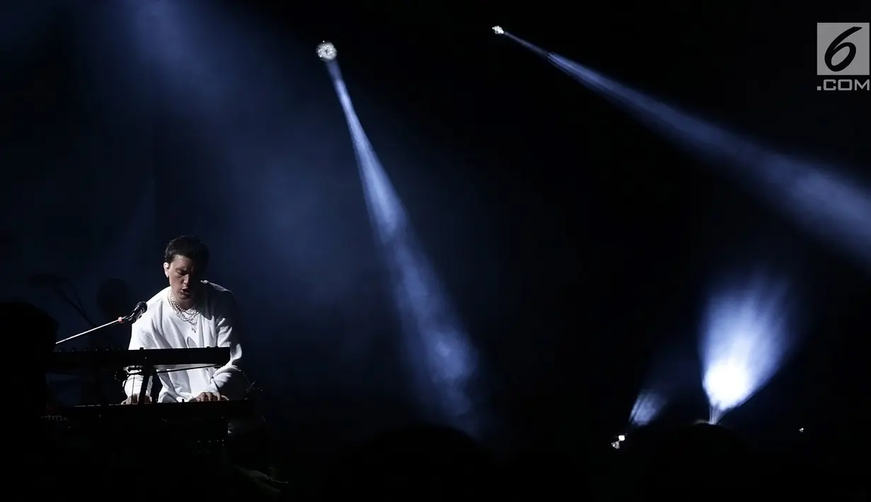 Penampilan grup band asal Los Angeles, LANY dalam konser bertajuk "LANY Malibu Night Tour" di Tennis Indoor Senayan, Jakarta, Rabu (14/8/2019) malam. Trio electro pop yang digawangi Paul Jason Klein, Jake Goss dan Less Priest ini membawakan 16 lagu. (Fimela.com/Bambang E. Ros)