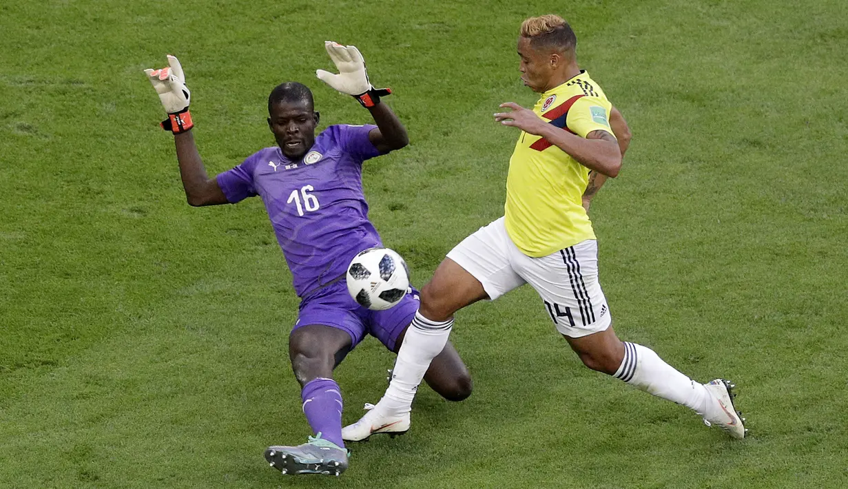 Kiper Senegal, Khadim Ndiaye (kiri) berusaha menghalau bola dari kaki pemain Kolombia, Luis Muriel pada laga terakhir grup H di Samara Arena, Samara, Rusia, (28/6/2018). Kolombia menang 1-0. (AP/Gregorio Borgia)