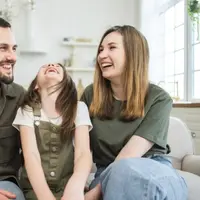 Kenali 6 manfaat menyisipkan humor saat mengasuh anak. (Foto/Dok: freepik.com/zavalishina)