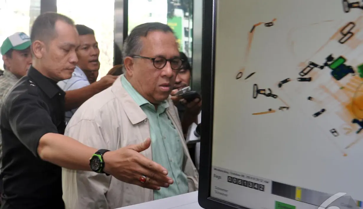Sapta mengaku kedatangannya untuk diskusi dengan penyidik KPK mengenai dana oprasional menteri (DOM), Jakarta, Rabu (8/10/2014) (Liputan6.com/Miftahul Hayat) 