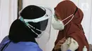 Tenaga kesehatan menyuntikan vaksin kepada warga di MTs As-Syafiiyah, Cilangkap, Jakarta, Kamis (3/6/2021). Vaksinasi akan menyasar sekitar 400 warga RT 03 RW 03 Cilangkap. (Liputan6.com/Herman Zakharia)
