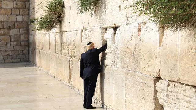 20170523-Donald Trump Berdoa di Tembok Ratapan Yerusalem-AP