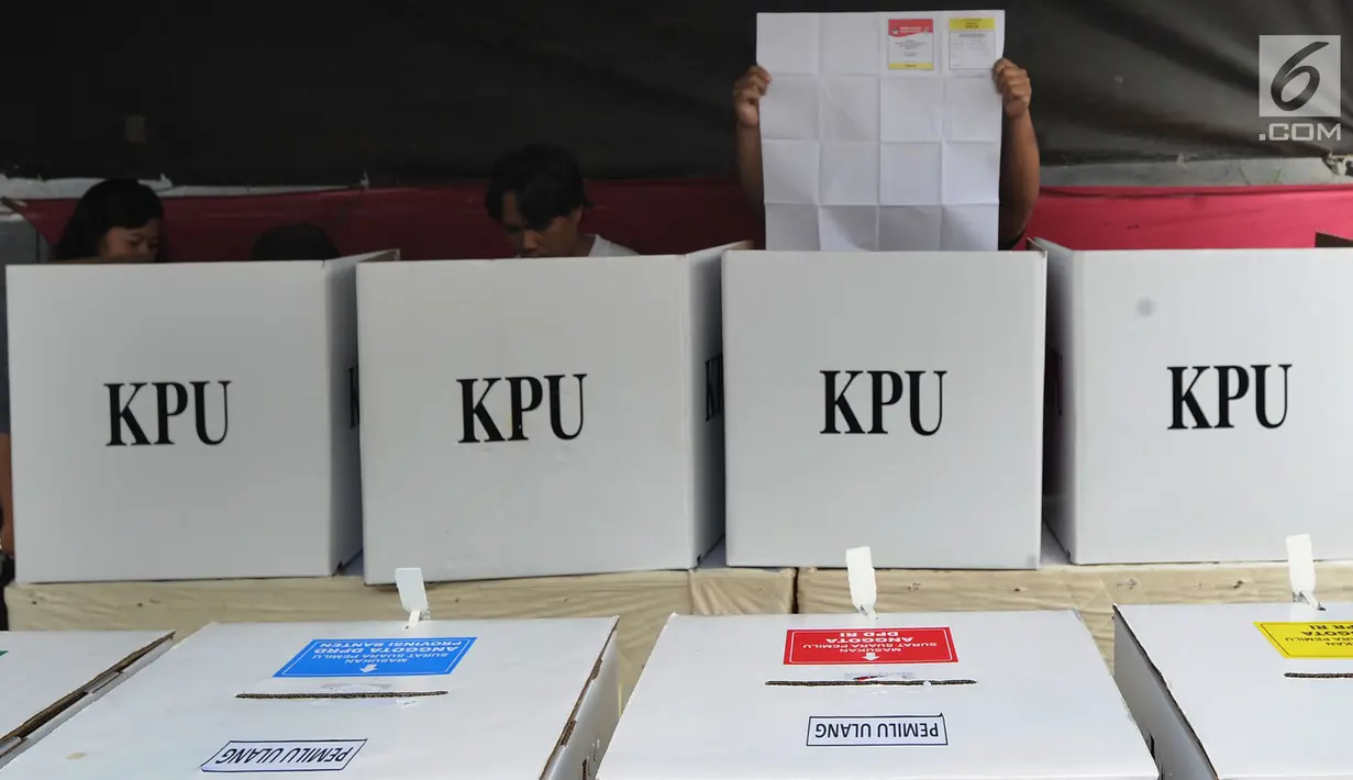 Warga menggunakan hak pilihnya saat pemungutan ulang Pemilu 2019 di TPS 71 Kelurahan Cempaka Putih, Kecamatan Ciputat Timur, Tangerang Selatan, Rabu (24/4). Pencoblosan ulang dilakukan karena ditemukannya pelanggaran oleh Bawaslu saat pemilu serentak pada 17 April 2019 lalu (merdeka.com/Arie Basuki)