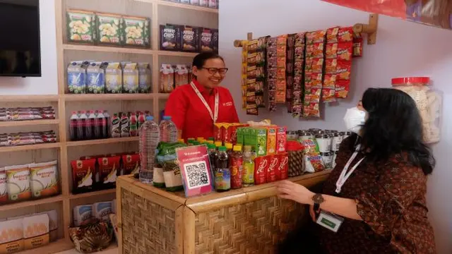 Juragan Made, Mitra Bukalapak asal Bali, berbicara dengan salah satu peserta Digital Transformation Expo (DTE) di Indonesia's G20 Presidency - 4th Digital Economy Working Group (DEWG) Meeting. (Foto: Bukalapak)