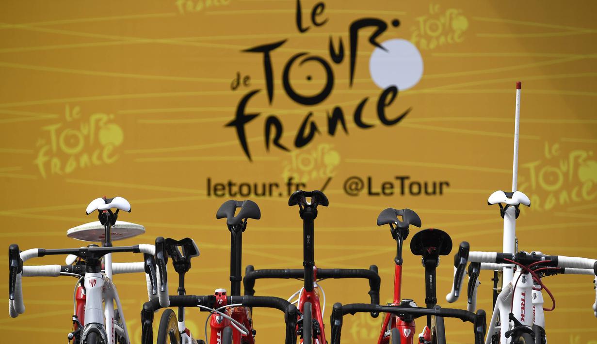 Sepeda para pebalap digantung saat stage keempat balapan Tour de France di Vittel, Prancis, Selasa (4/7/2017). Stage keempat menempuh kota Mondorf-les-Bains hingga Vittel yang berjarak 207,5 kilometer. (AFP/Lionel Bonaventure)