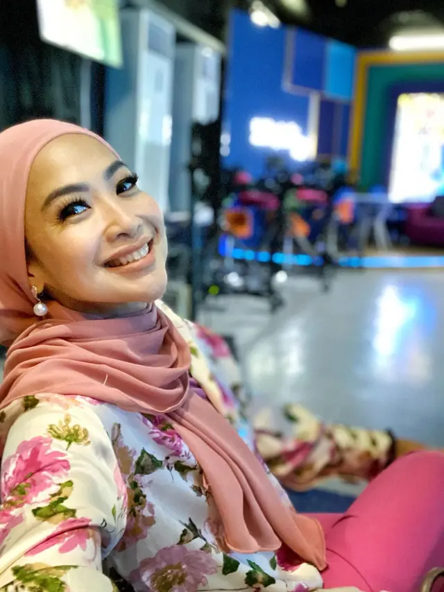 Usai Jalani Umroh, Ini Potret Feni Rose yang Menawan dengan Pakai Hijab