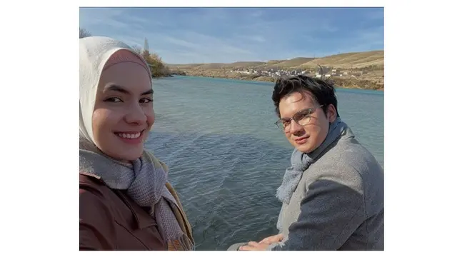 6 Potret Endy Arfian dan Steffi Zamora di Balik Layar Film 'Pengin Hijrah'