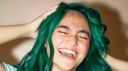 Tak hanya soal rambut, penampilannya makin stylish berkat sentuhan makeup natural glowing yang membuat wajahnya tampak segar. Ia juga mengenakan kalung simpel sebagai aksesori pelengkap yang mempermanis tampilan keseluruhan. Gaya ini membuat Marshanda tampak effortless namun tetap fashionable. (Liputan6.com/IG/@marshanda99)