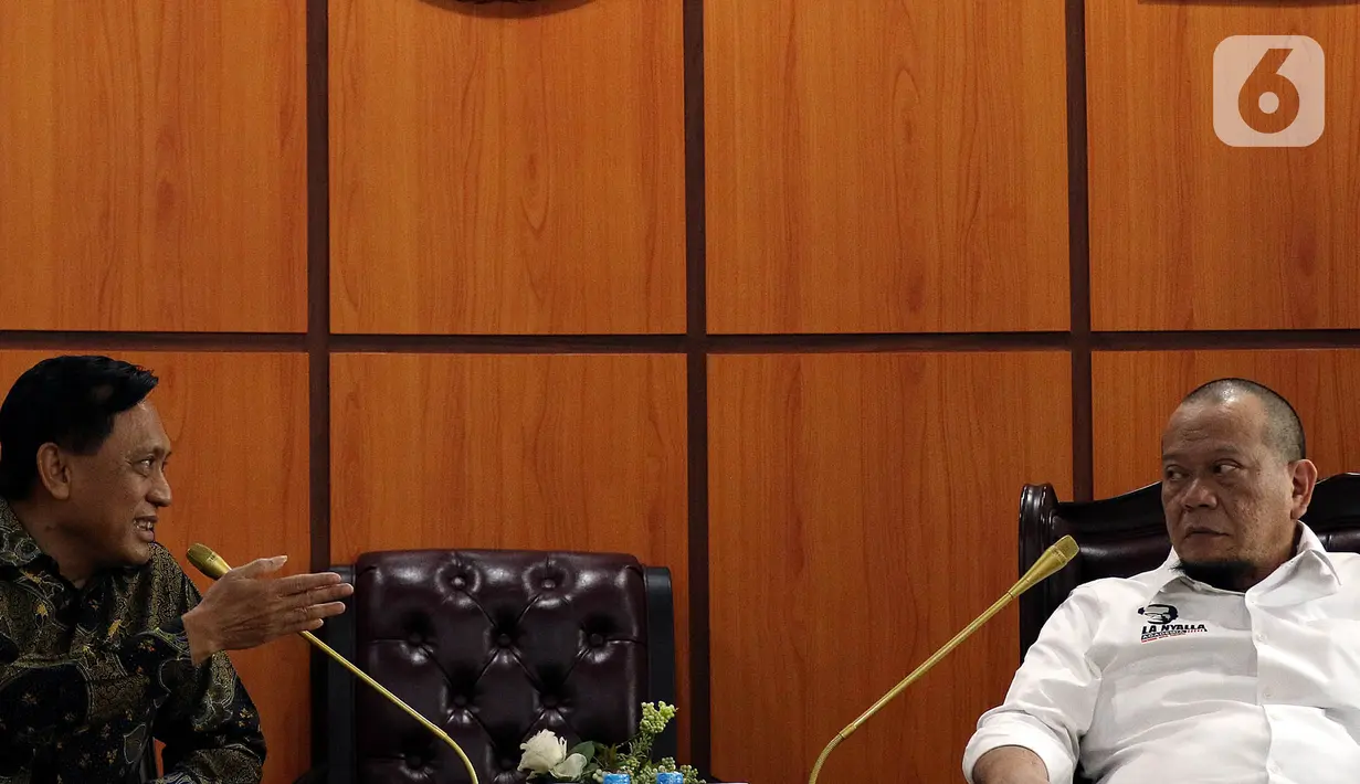 Dirut Indosiar Imam Sudjarwo berbincang dengan Ketua DPD RI, La Nyalla Mattalitti saat audiensi di Nusantara III, Kompleks Parlemen, Senayan, Jakarta, Selasa (29/10/2019). Audiensi tersebut membahas kerjasama antara SCM dan DPD RI. (Liputan6.com/Johan Tallo)
