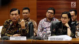 Menko Bidang Kemaritiman Luhut Binsar Pandjaitan (kiri) dan Menkeu Sri Mulyani (kanan) memberi keterangan di Jakarta, Selasa (13/3). Indonesia akan menjadi tuan rumah Annual Meetings IMF-Word Bank Grup (IMF-WBG). (Liputan6.com/JohanTallo)