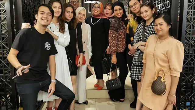 6 Momen Kedekatan Laura Jackson dengan Keluarga Sang Kekasih, Sudah Akrab