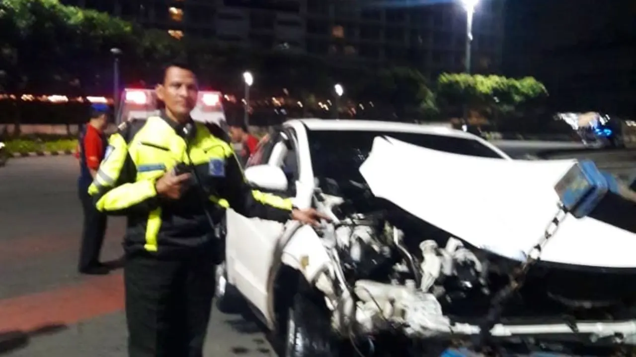 Sebuah mobil merk Honda HRV dengan nomor polisi PB 1909 MP tercebur di kolam Bundaran Hotel Indonesia.