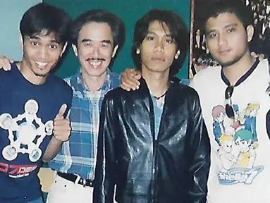 Produser musik Jan Djuhana mengucapkan selamat anniversary ke-28 untuk band Sheila On 7 melalui Instagram pribadinya. Jan membagikan beberapa potretnya saat bersama para personel. Di antaranya, ada foto lawas hingga masa kini. Potret lawasnya saat masih muda bersama SO7 pun menjadi kenangan yang paling mengesankan. (Liputan6.com/IG/@jan.djuhana)