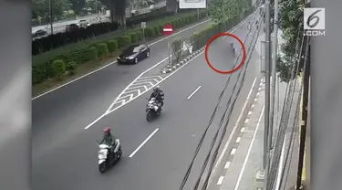 Seorang wanita korban jambret tewas setelah sebelumnya terjatuh dari motor yang ditumpanginya.