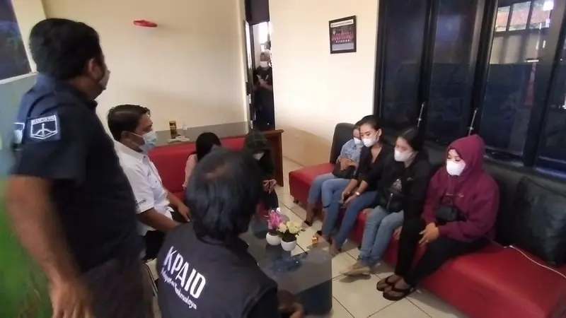 Petugas Satreskrim Polres Tasikmalaya, Jawa Barat, tengah memeriksa para korban perdagangan manusia yang berhasil diungkap di wilayah Bogor.
