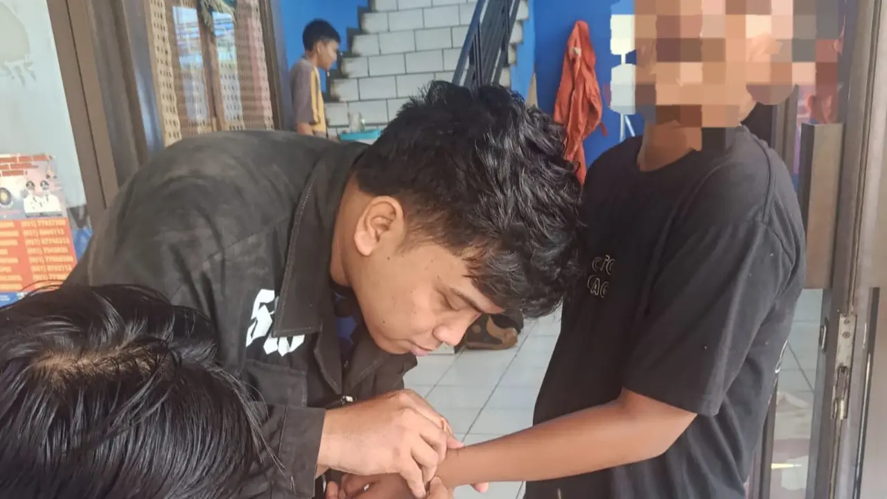 Bocah Depok Emang Beda, Tangan Terkunci Borgol Hingga Minta Bantuan Damkar