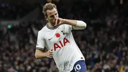 Harry Kane menyusul di posisi kedua sebagai pencetak gol terbanyak sementara di Liga Inggris 2022/2023. Penyerang 29 tahun ini masih sangat diandalkan oleh Tottenham Hotspur. Kane tercatat telah melesatkan 12 gol dan 1 assist dalam 15 laga. (AFP/Ian Kington)