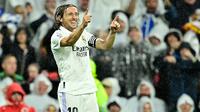 Selebrasi gelandang Real Madrid, Luka Modric setelah mencetak gol ke gawang Sevilla dalam laga Liga Spanyol 2022/2023 di Santiago Bernabeu Stadium, Madrid (22/10/2022). Pemain asal Kroasia berusia 37 tahun ini tercatat pernah membela Tottenham Hotspur selama 4 musim mulai 2008/2009 hingga 2011/2012. Pada awal musim 2012/2013 ia langsung hijrah ke La Liga Spanyol untuk bergabung dengan Real Madrid hingga kini. (AFP/Javier Soriano)