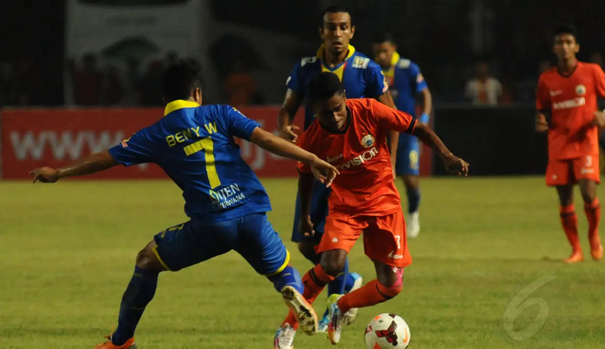 Gelandang Persija, Ramdani Lestaluhu mencoba menghindari jegalan pemain belakang Arema Cronus, Benny Wahyudi saat kedua tim berlaga dalam lanjutan ISL di Stadion GBK Jakarta, Minggu (4/5/2014). (Liputan6.com/Helmi Fithriansyah)