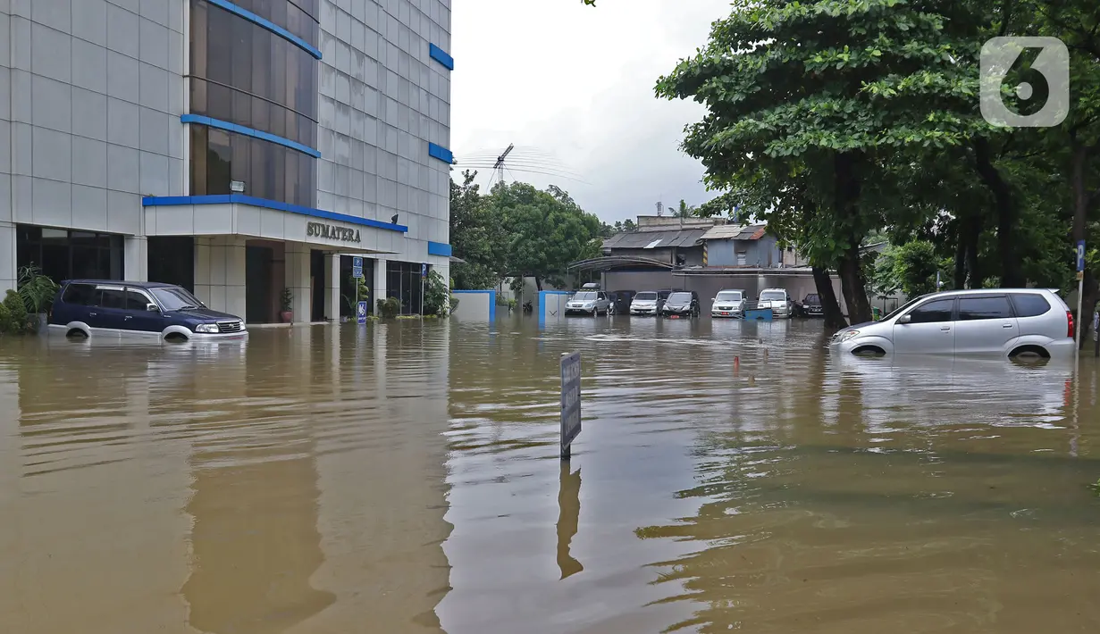 Banjir merendam halaman Kantor Direktorat Jenderal Bea dan Cukai di Jakarta, Selasa (25/2/2020). Hujan yang mengguyur Jakarta sejak dini hari tadi membuat halaman Kantor Direktorat Jenderal Bea dan Cukai terendam banjir. (Liputan6.com/Herman Zakharia)
