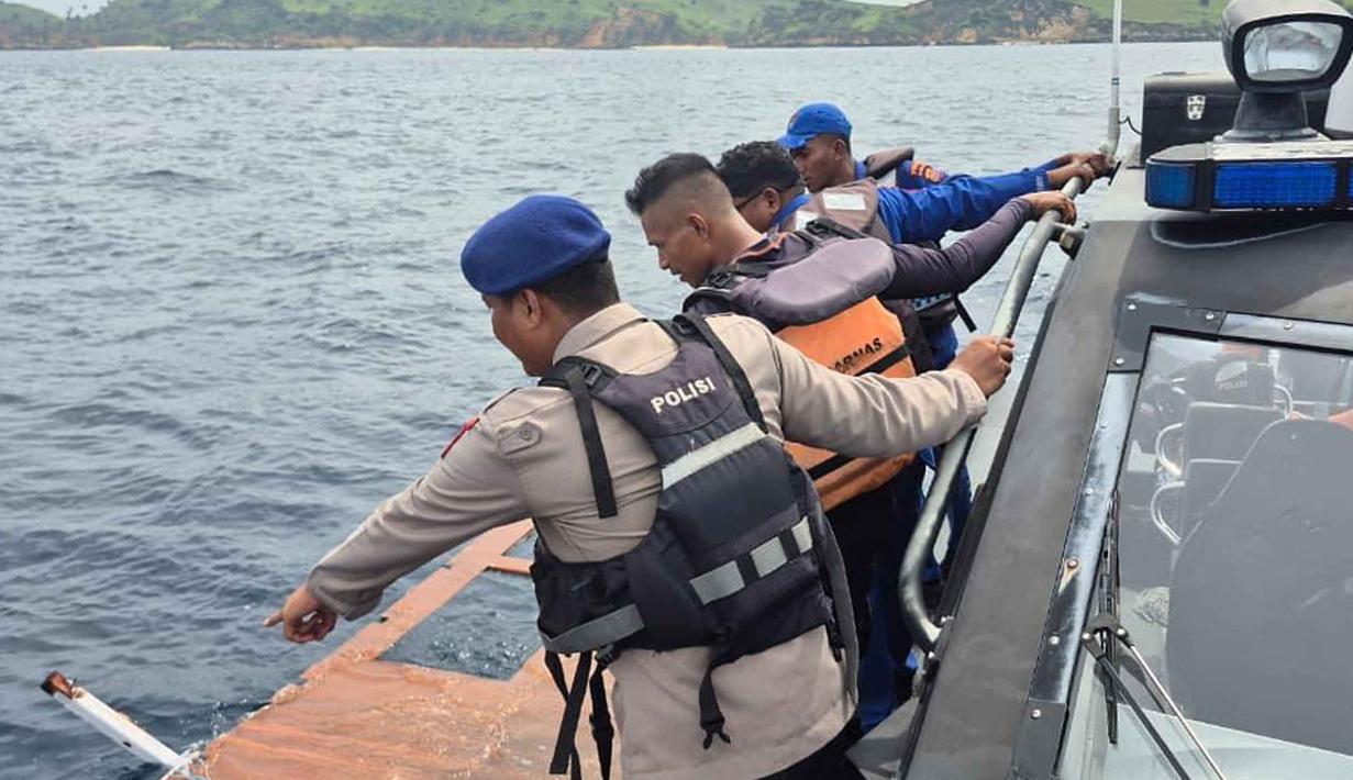 Kepala Kantor Basarnas Maumere, Fathur Rahman, mengatakan bahwa pada hari kedua pencarian, tim gabungan menemukan barang-barang yang diduga milik kapal KM Putri Sakinah berupa tabung gas, serpihan atau puing kapal KM Putri Sakinah, dan bagian kamar nahkoda. Tampak dalam foto yang dirilis oleh Badan Nasional Pencarian dan Penyelamatan (BASARNAS) Indonesia pada Sabtu, 27 Desember 2025, memperlihatkan para penyelamat memeriksa puing-puing yang diyakini berasal dari kapal wisata yang tenggelam, di dekat Pulau Padar, Taman Nasional Komodo, Indonesia. (BASARNAS via AP)