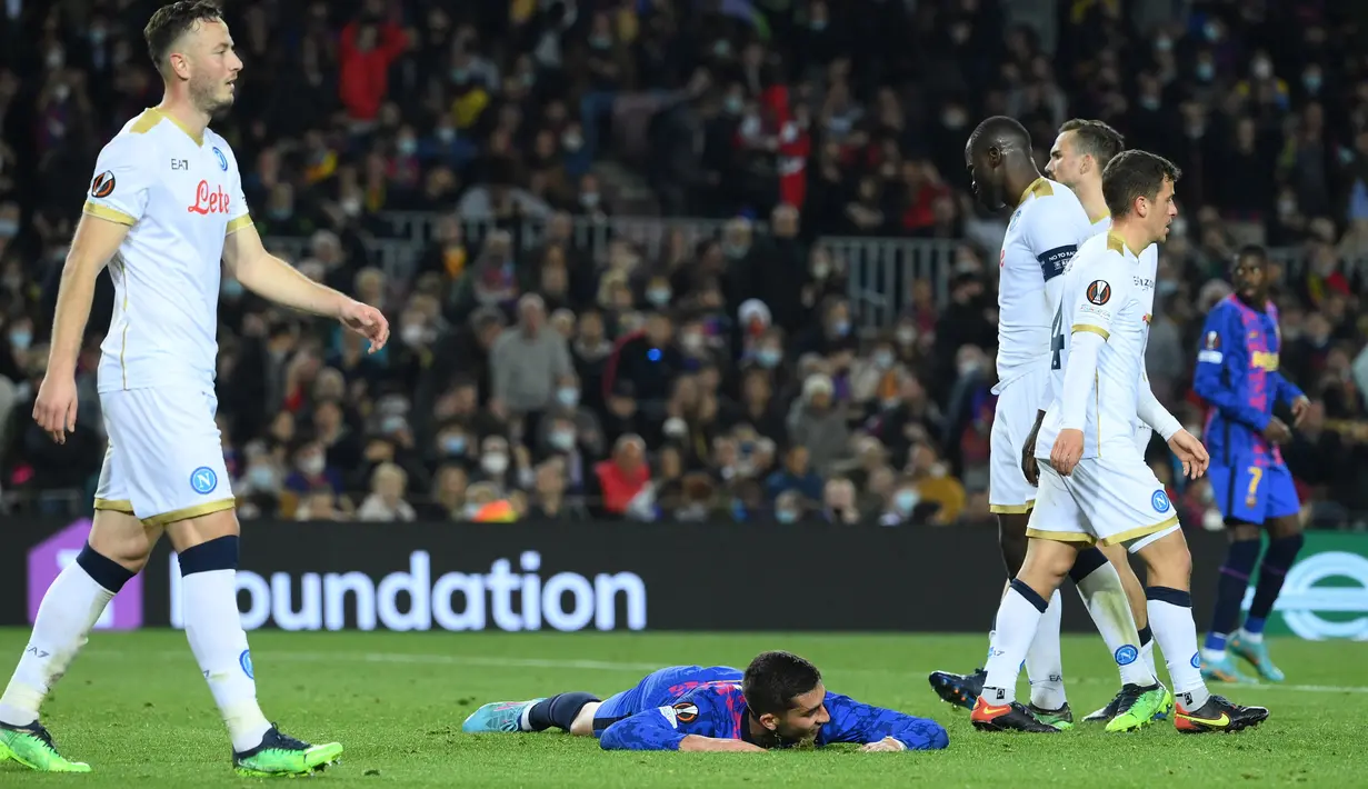 Tertinggal satu gol membuat Barcelona bermain ngotot. Mereka terus menggempur pertahanan Napoli. Ferran Torres akhirnya mampu mencetak gol penyeimbang di menit ke-59 lewat sepakan penalti. (AFP/Josep Lago)