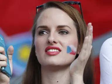 Fans cantik asal Republik Ceska menanti laga grup D antara timnya melawan Kroasia di Stade Geoffroy-Guichard, Saint-Etienne, prancis, (17/6/2016). (REUTERS/Jason Cairnduff)