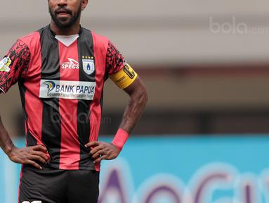 Ekspresi pemain Persipura Jayapura, Boaz Solossa usai timnya kalah dari PS TNI pada lanjutan Liga 1 2017 di Stadion Patriot, Bekasi (4/11/2017). PS TNI menang 2-1. (Bola.com/Nick Hanoatubun)
