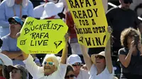 Pendukung Rafael Nadal menyemangati idolanya untuk menjuarai Miami Open 2017. (AP Photo/Lynne Sladky)