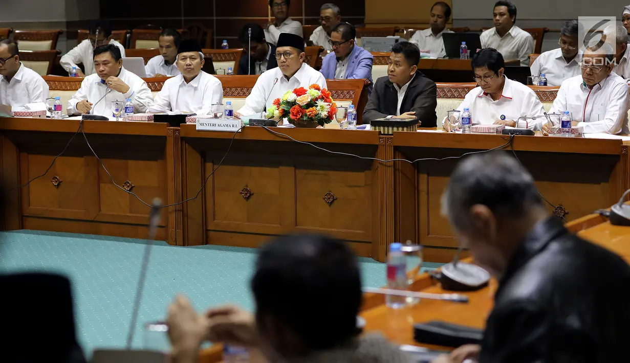 Suasana saat Menteri Agama Lukman Hakim Saifuddin menggelar rapat dengan Komisi VIII DPR di Jakarta, Senin (12/3). Selain kenaikan PPN, meningkatnya pajak Baladiyah sebesar 5 persen juga mengakibatkan BPIH 2018 naik. (Liputan6.com/JohanTallo)