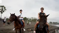 Kebersamaan Rizky Billar dan Harriz Vriza naik kuda (Sumber: YouTube/Rizky Billar)
